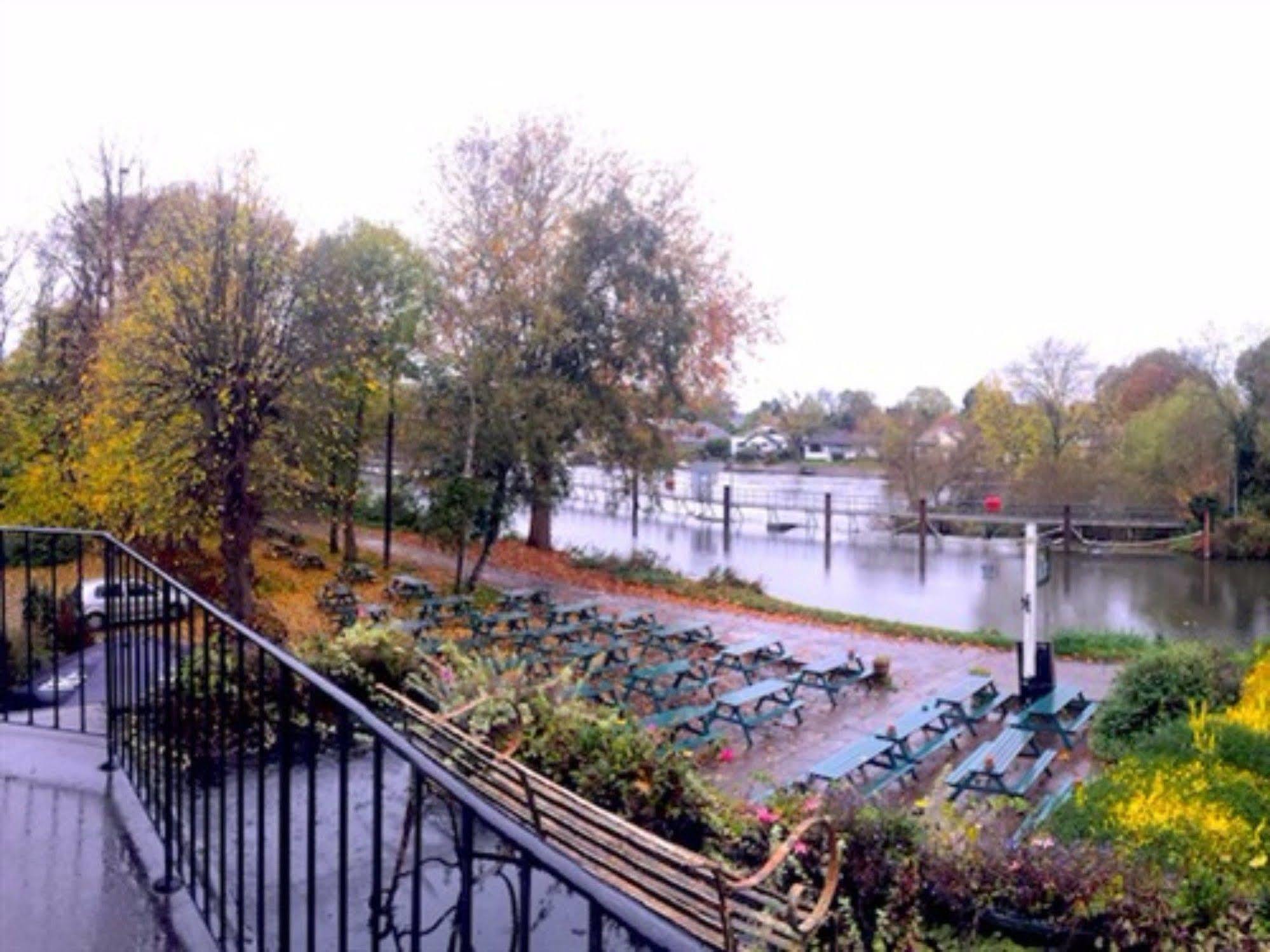 The Weir 3* Walton-on-Thames